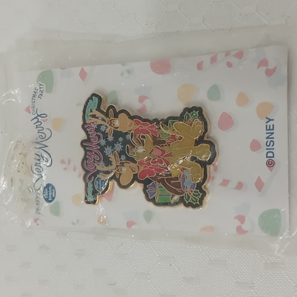Vintage Very Merry Christmas Party Pin